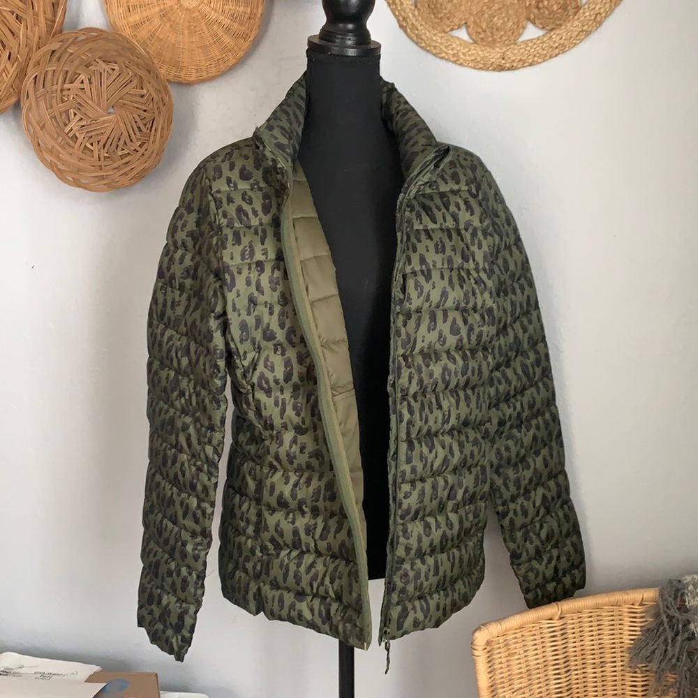 Like new!!! Old navy active leopard puffer jacket!